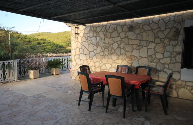 Apartamento para dos personas en la playa Milna, Vis (A-8913-b)