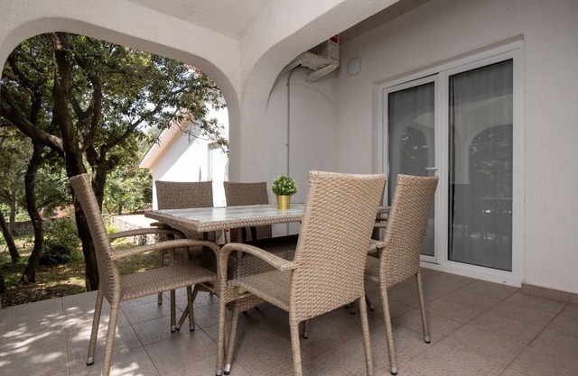 Apartamento para dos personas con una terraza Mandre, Pag (A-16836-a)