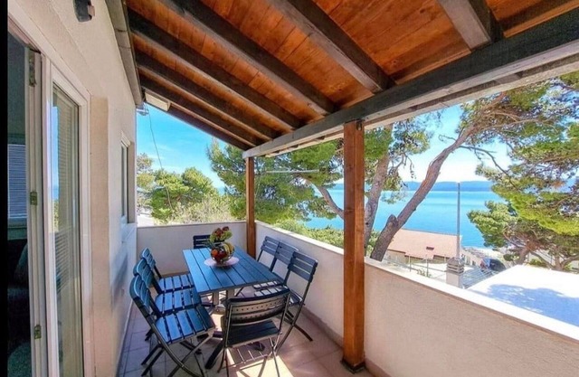 Apartamento para dos personas con terraza y vista al mar Medici, Omis (A-23741-a)