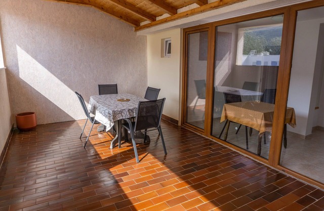 Apartamento para dos personas con una terraza Jurandvor, Krk (A-24141-c)