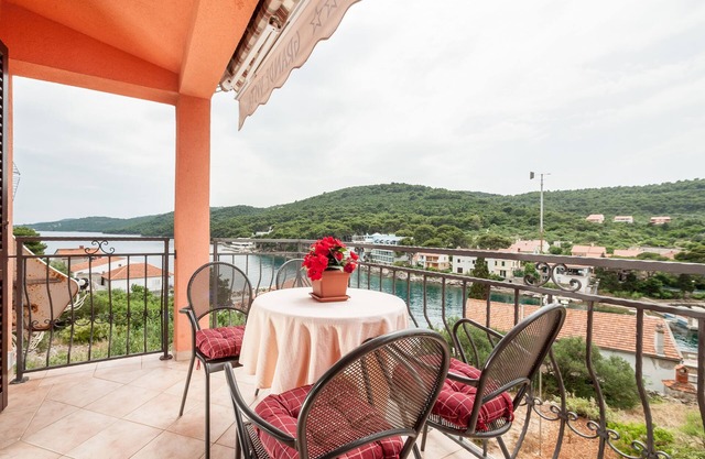 Apartamento para dos personas con terraza y vista al mar Bozava, Dugi otok (A-8124-a)