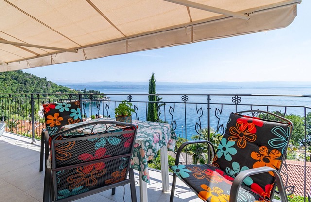 Apartamento para dos personas con terraza y vista al mar Medveja, Opatija (A-7720-b)