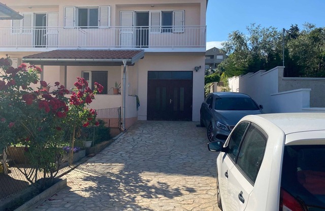 Apartamento para dos personas con balcón y vista al mar Preko, Ugljan (A-23327-b)