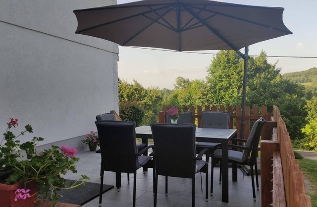Apartamento para dos personas con una terraza Slunj, Plitvice (A-22111-a)