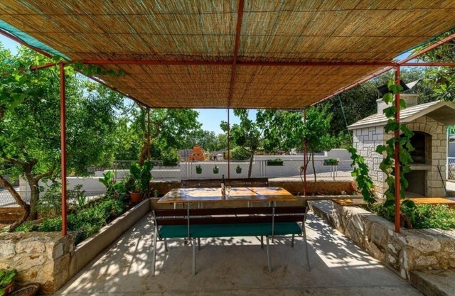 Apartamento para dos personas con balcón y vista al mar Raslina, Krka (A-24304-b)