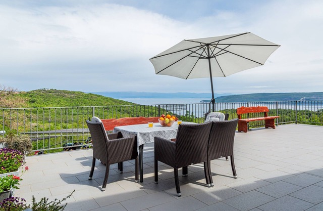 Apartamento para dos personas con terraza y vista al mar Brsec, Opatija (A-7796-b)