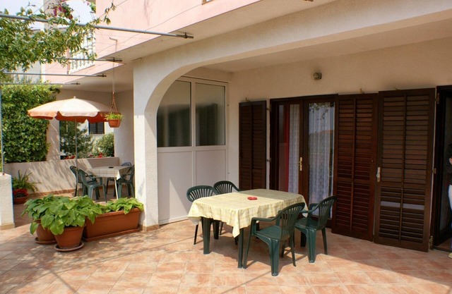 Apartamento para dos personas con una terraza Mandre, Pag (A-523-b)