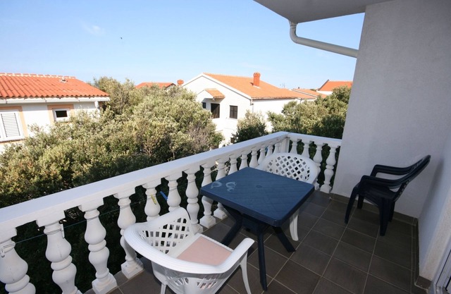 Apartamento para dos personas con una terraza Mandre, Pag (A-6405-a)