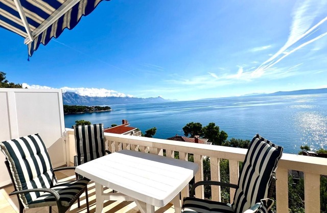 Apartamento para dos personas con terraza y vista al mar Puntinak, Brac (A-718-b)