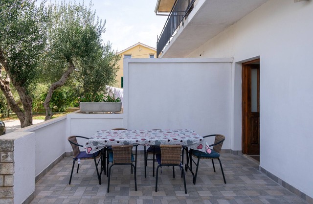 Apartamento para dos personas con terraza y vista al mar Tkon, Pasman (A-16275-a)