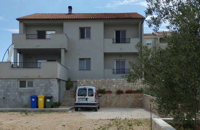 Apartamento para dos personas con terraza y vista al mar Tkon, Pasman (A-19127-a)