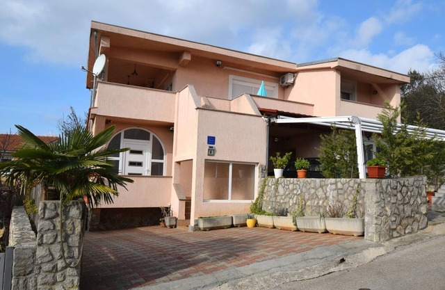 Apartamento para dos personas con una terraza Pinezici, Krk (A-20465-a)