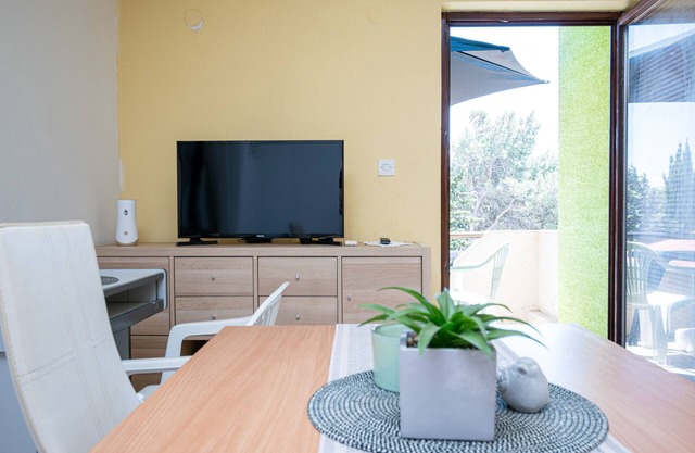 Apartamento para dos personas con una terraza Mandre, Pag (A-22885-a)