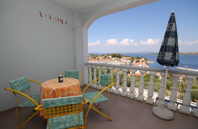 Apartamento para dos personas con terraza y vista al mar Sali, Dugi otok (A-8152-b)