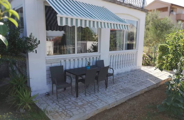 Apartamento para dos personas con terraza y vista al mar Tkon, Pasman (A-5827-b)