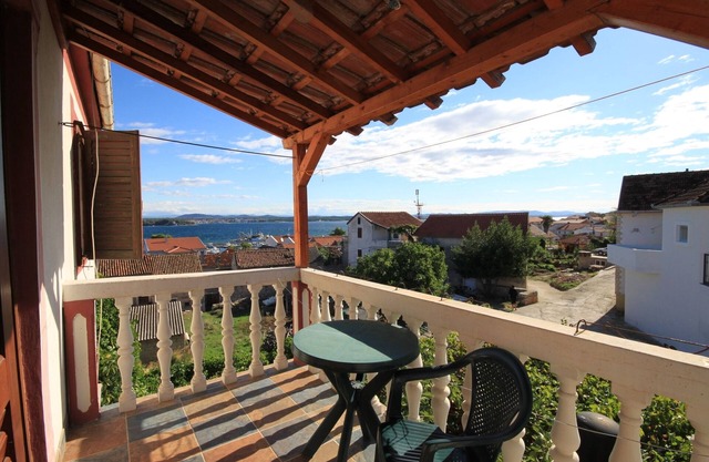 Apartamento para dos personas con terraza y vista al mar Tkon, Pasman (A-8411-a)