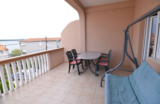 Apartamento para dos personas con terraza y vista al mar Tkon, Pasman (A-8455-a)