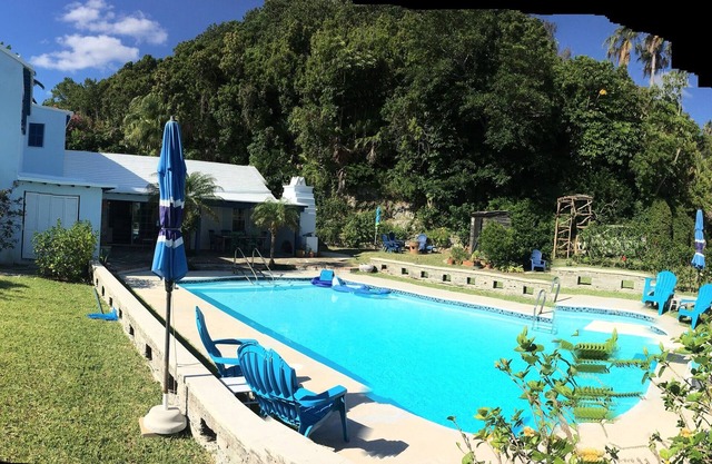 Cabaña de dos dormitorios con hermosa piscina - céntrica, cerca de playas, excelente ubicación.
