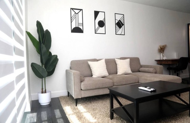 Two Bedroom Condo mins from beach