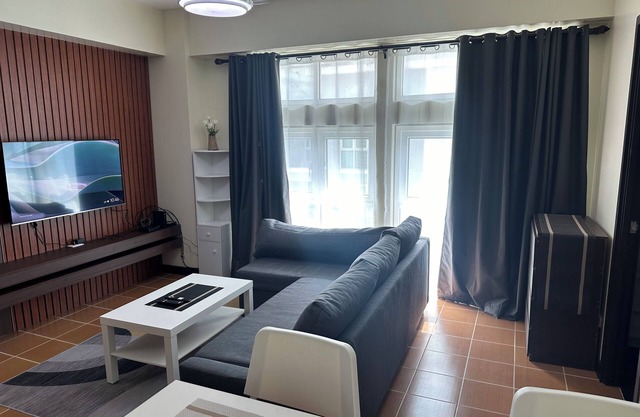 Two Bedroom Condo in Makati- Good for 6!