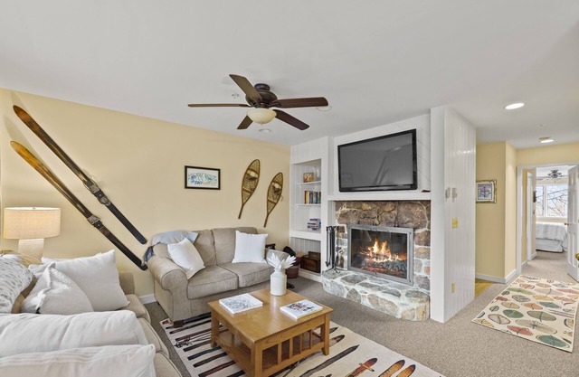 Two bedroom Condo With Mountain View And Fireplace