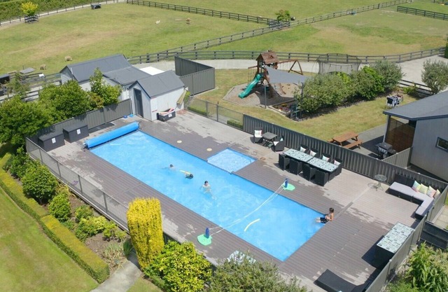 Cottage 2: cabaña familiar de dos dormitorios ubicada en 5 acres junto al parque infantil y la piscina