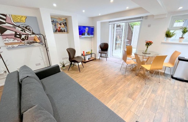 Two bedroom Flat with Private Patio in Battersea