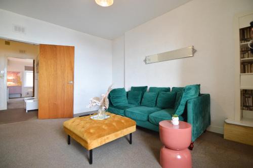 Two Bedroom Flat with Sea Views!