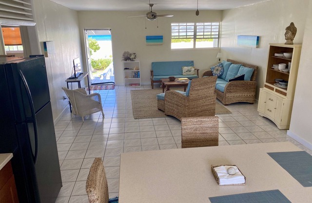 Two Bedroom/full kitchen - Ocean view - steps from dive shop/harbor/restuarant