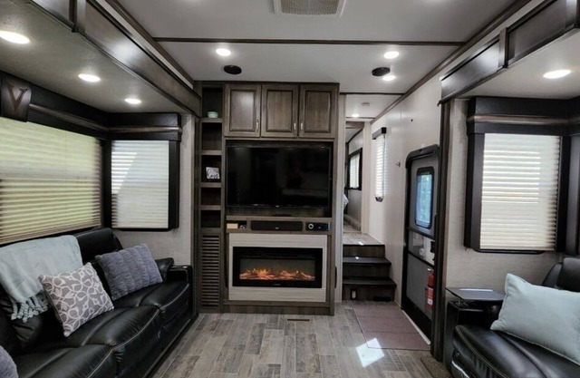 Two bedroom Glamping RV fully stocked/ golf cart