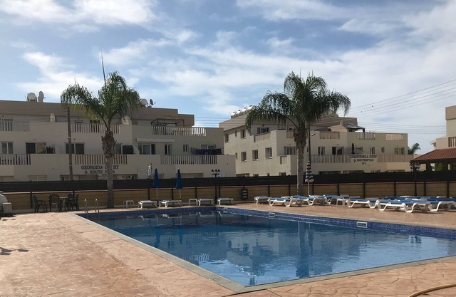 Apartamento de dos dormitorios en planta baja con una gran piscina comunitaria en un lugar relajante
