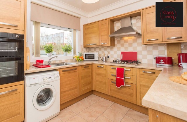 Two Bedroom House by Klass Living Serviced Accommodation Hamilton - Kenmar House With Parking & WiFi