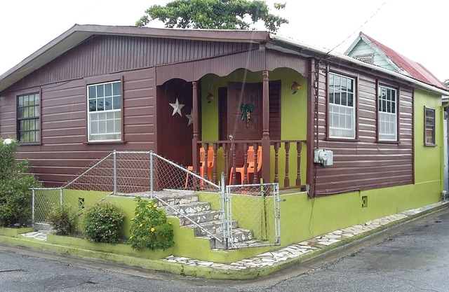 Two-bedroom house for rent in the city, 2 minutes from popular Brown's Beach.