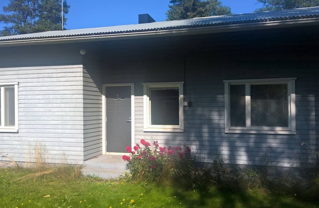 Casa de dos dormitorios con bañera de hidromasaje y sauna grande fuera.