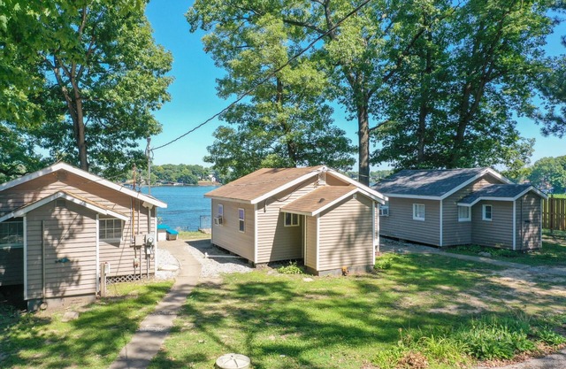 Two Bedroom - Lakeview Cabins - These lovely two-bedroom cabins create the ideal lake life vacation setting! Overlooking Lake Shafer and 1/4 mile away from Indiana Beach Amusement Park. 500 sq ft features two (2) full beds and one (1) futon - sleeps