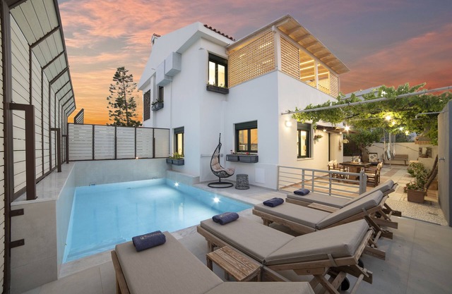 Two bedroom luxury condo with private patio with vineyard & BBQ near beach