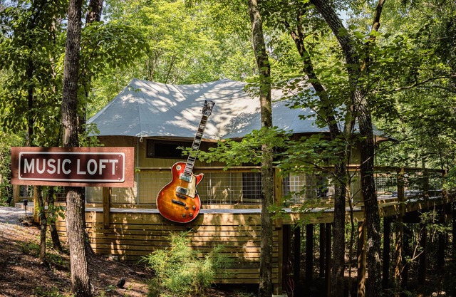 Two Bedroom Luxury Glamp, huge deck, private Hot Tub at The Destination Resort