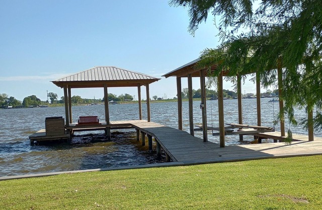 Two bedroom one bath house on the beautiful FALSE RIVER. Pet friendly.