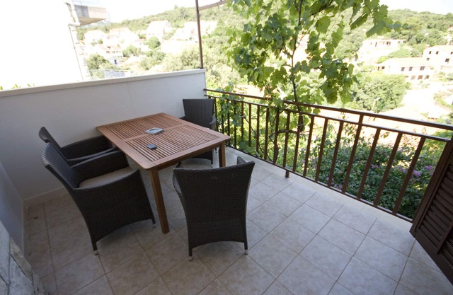 Apartamento ático de dos dormitorios con balcón y vistas al mar