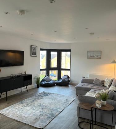 Two bedroom, Sleeps 6 Centre of Portrush Main Street Coastal Links apartment 11