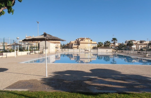 Casa adosada de dos habitaciones, piscina comunitaria, wifi, televisión del Reino Unido y cancha deportiva