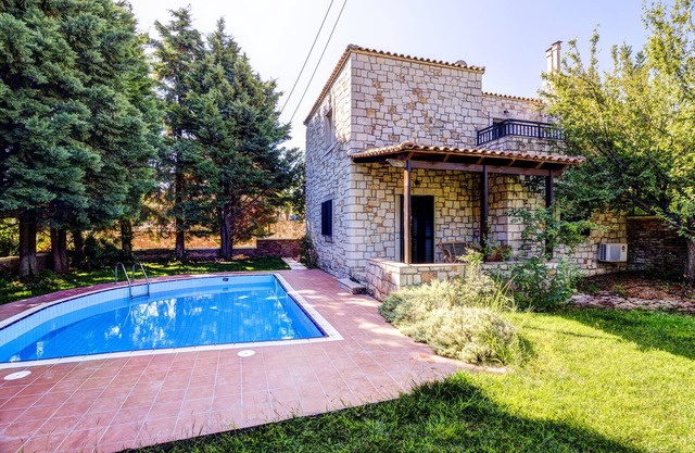 Villa tradicional de dos dormitorios con piscina privada.