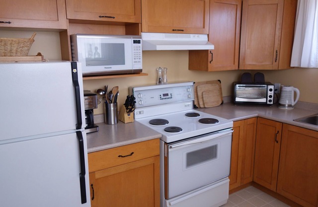 Apartamento de dos habitaciones, dos baños, cocina completa, lavandería privada, sala de estar