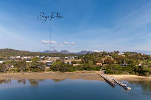 Two bedrooms family house in Coles Bay with direct access to the Swan River!
