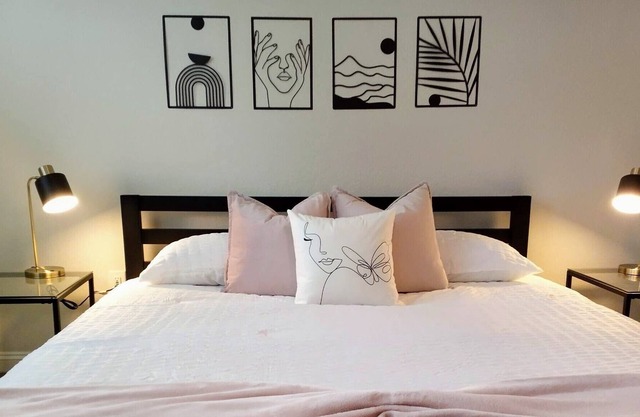 Two Bella - 2 Bdrm Luxury Apt - POOL - 4 Mi to Beach