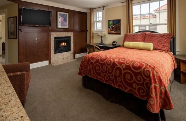 Two Comfortable Downtown Suites w/ City Views | Fireplace Access