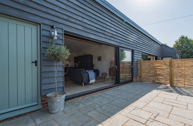 Two contemporary pet friendly barns - 8 guests in 4 bedrooms
