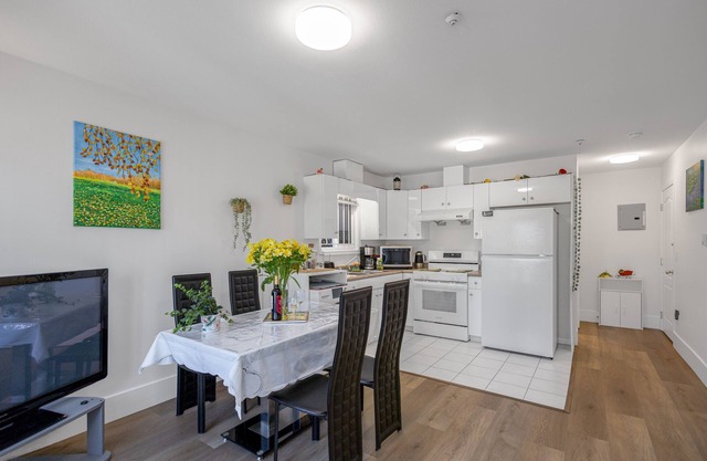 Two Cozy Bedroom Suite near PNE in quiet Neighborhood