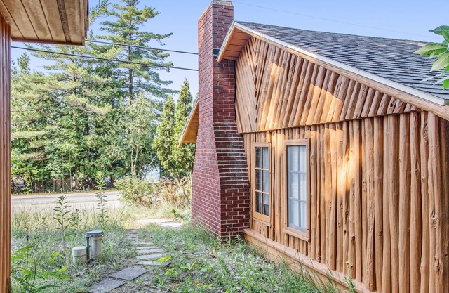 Two Dog-Friendly Guest Cottages with High-Speed WiFi and Private Beach Frontage