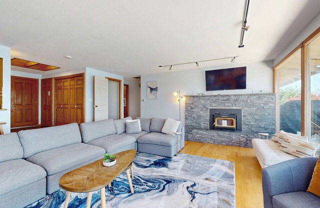 Two homes in one - panoramic sound views - two kitchens, fireplaces & jetted tub